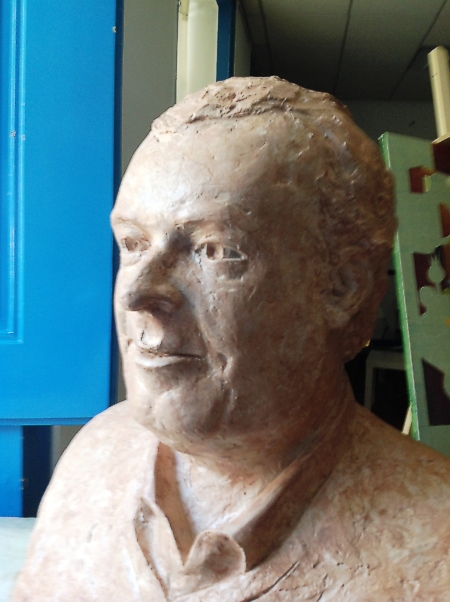 Busto em gesso policromedo da autoria da escultora Manuela Soares
